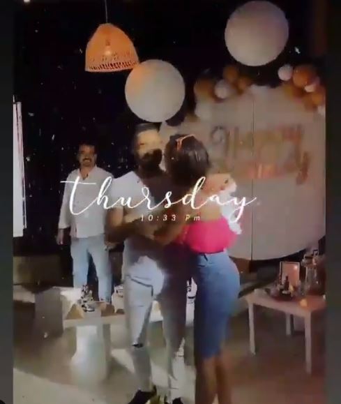 تامر حسني يحتفل بعيد ميلاد مع زوجته بسمة بوسيل وسط الأهل والأصدقاء  (8)