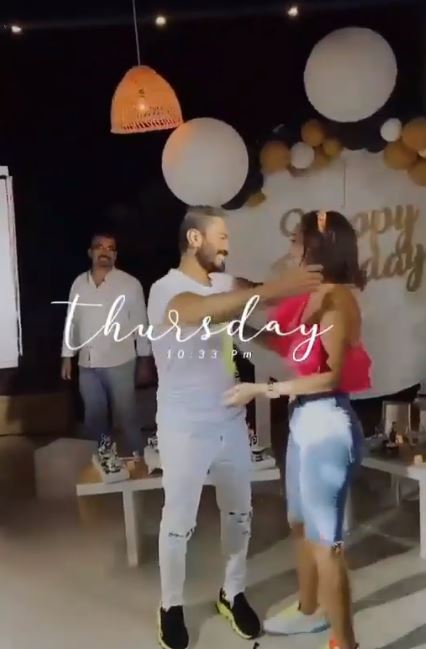تامر حسني يحتفل بعيد ميلاد مع زوجته بسمة بوسيل وسط الأهل والأصدقاء  (7)