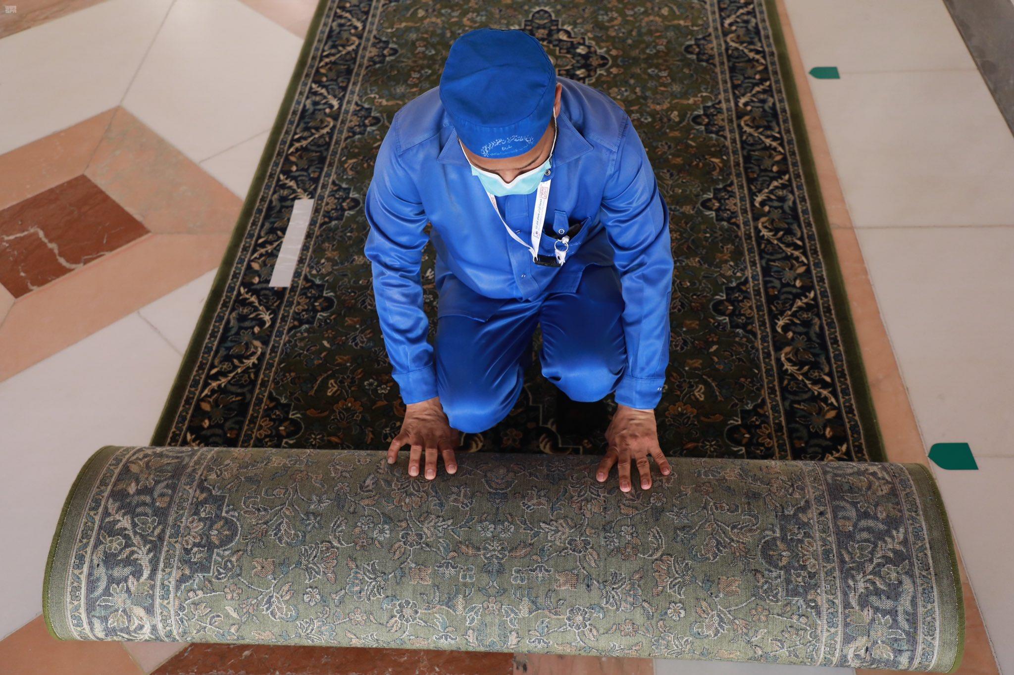 استخدام أماكن خاصة لتعقيم سجاد المسجد النبوي قبل فرشه