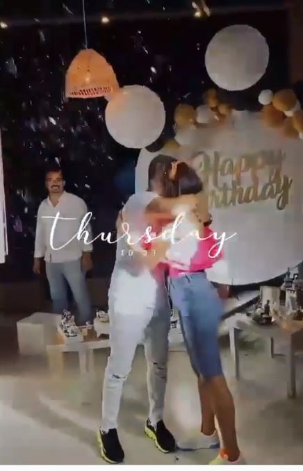 تامر حسني يحتفل بعيد ميلاد مع زوجته بسمة بوسيل وسط الأهل والأصدقاء  (3)