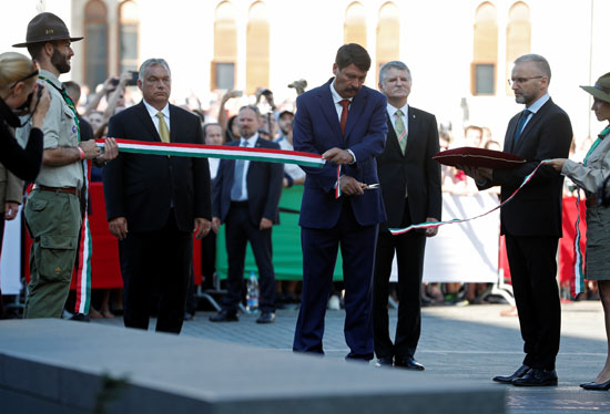 رئيس المجر يقص شريط الافتتاح