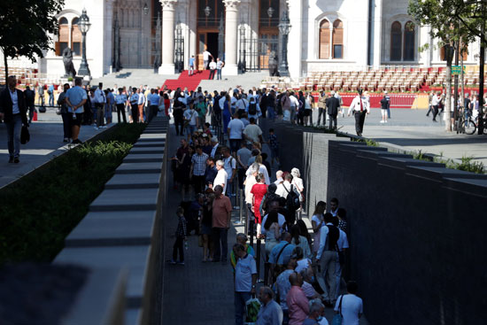 الزوار يتدفقون على زيارة النصب التذكارى فى أول ساعات بعد الافتتاح