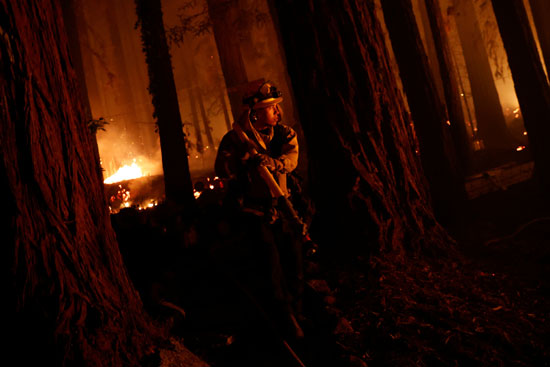 رجل إطفاء وسط نيران كاليفورنيا