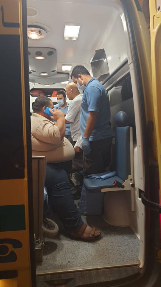 محمود سمير أثناء نقله بسيارة الإسعاف لعلاجه بالقاهرة (4)