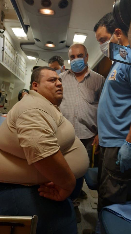 محمود سمير أثناء نقله بسيارة الإسعاف لعلاجه بالقاهرة (5)