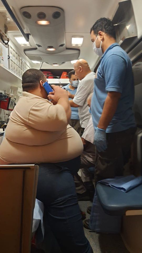 محمود سمير أثناء نقله بسيارة الإسعاف لعلاجه بالقاهرة (3)