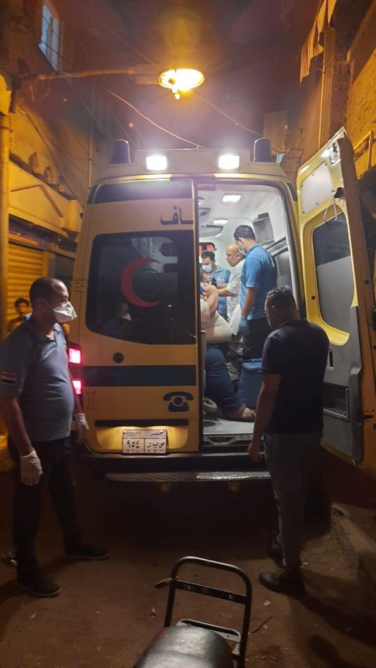 محمود سمير أثناء نقله بسيارة الإسعاف لعلاجه بالقاهرة (1)