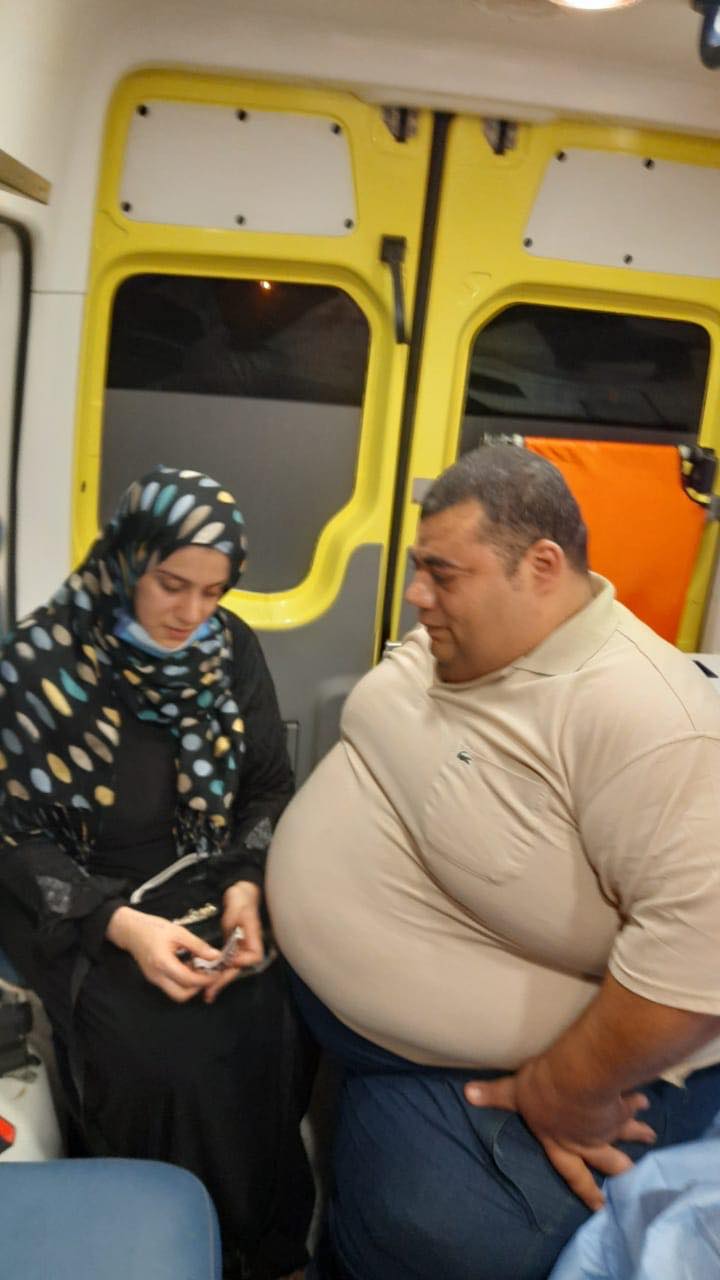 محمود سمير أثناء نقله بسيارة الإسعاف لعلاجه بالقاهرة (2)