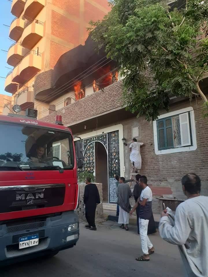 حريق يلتهم محتويات شقة طبيب صيدلى بوسط مدينة إسنا دون مصابين (1)