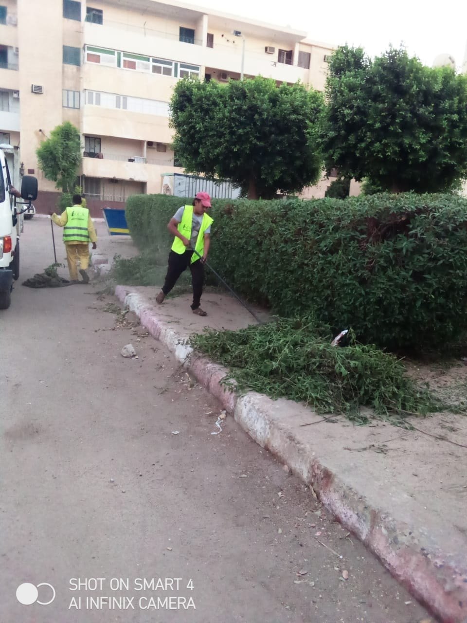 تكثيف أعمال النظافة ورفع مخلفات الاشجار بمنطقة أطلس باسوان (4)