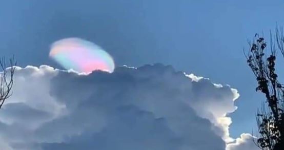 ظهور سحابة ملونة في سماء الفلبين