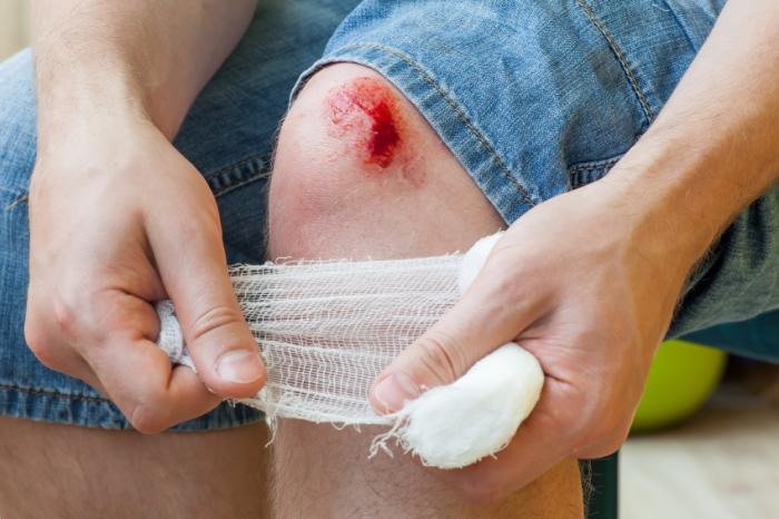 wound-on-the-knee-being-treated