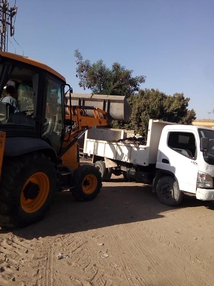 رفع وإزالة 32 طن مخلفات وقمامة فى حملات نظافة داخل 3 قرى (4)