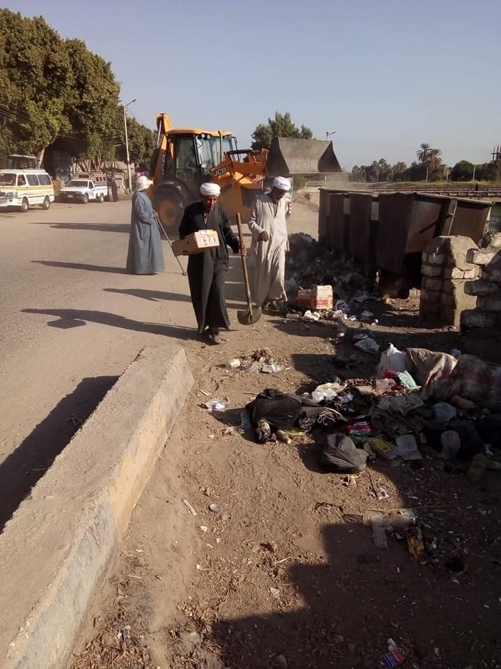رفع وإزالة 32 طن مخلفات وقمامة فى حملات نظافة داخل 3 قرى (5)