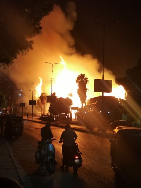 بصور لحريق هائل امام حديقه الفسطاط (3)