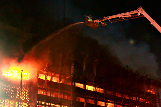 محاولات اطفاء النيران بمكتب النائب العام الاندونيسي