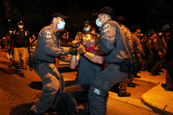 شرطة الاحتلال تعتقل متظاهرين