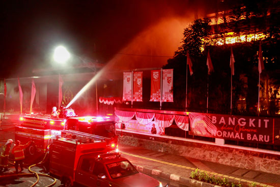 جهود السيطرة على حريق مكتب النائب العام الاندونيسي