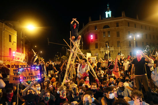 عشرات المتظاهرين يحتجون على فساد نتنياهو