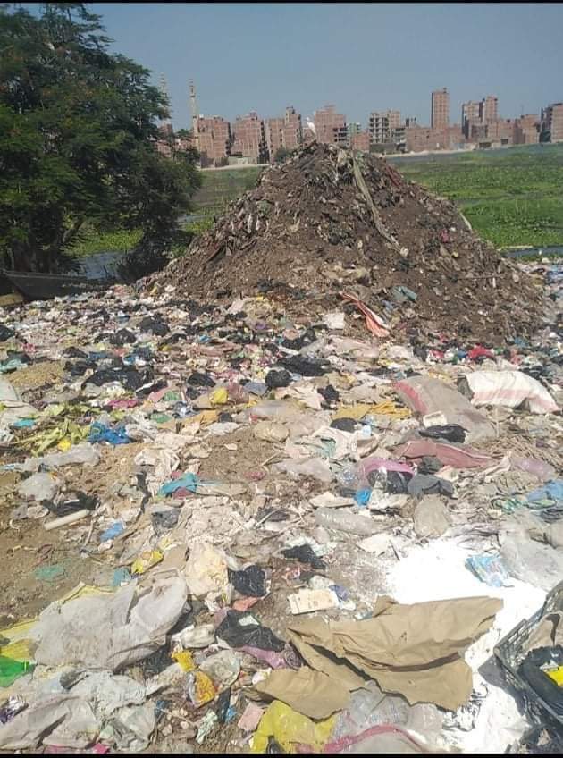 تلال القمامة على ضفاف النيل