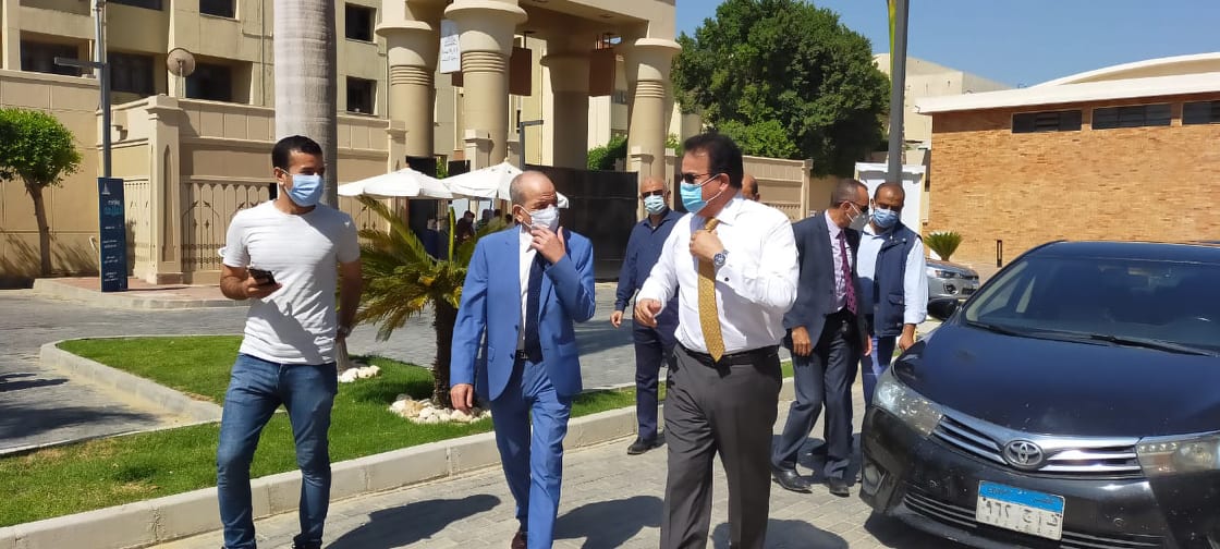 جولة وزير التعليم العالى بمكاتب تنسيق جامعة عين شمس (7)