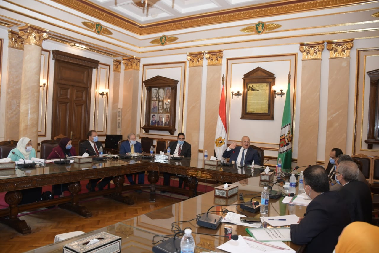 اجتماع رئيس جامعة القاهرة مع مجلس إدارة صندوق الرعاية الطبية للعاملين وأعضاء هيئة التدريس (4)