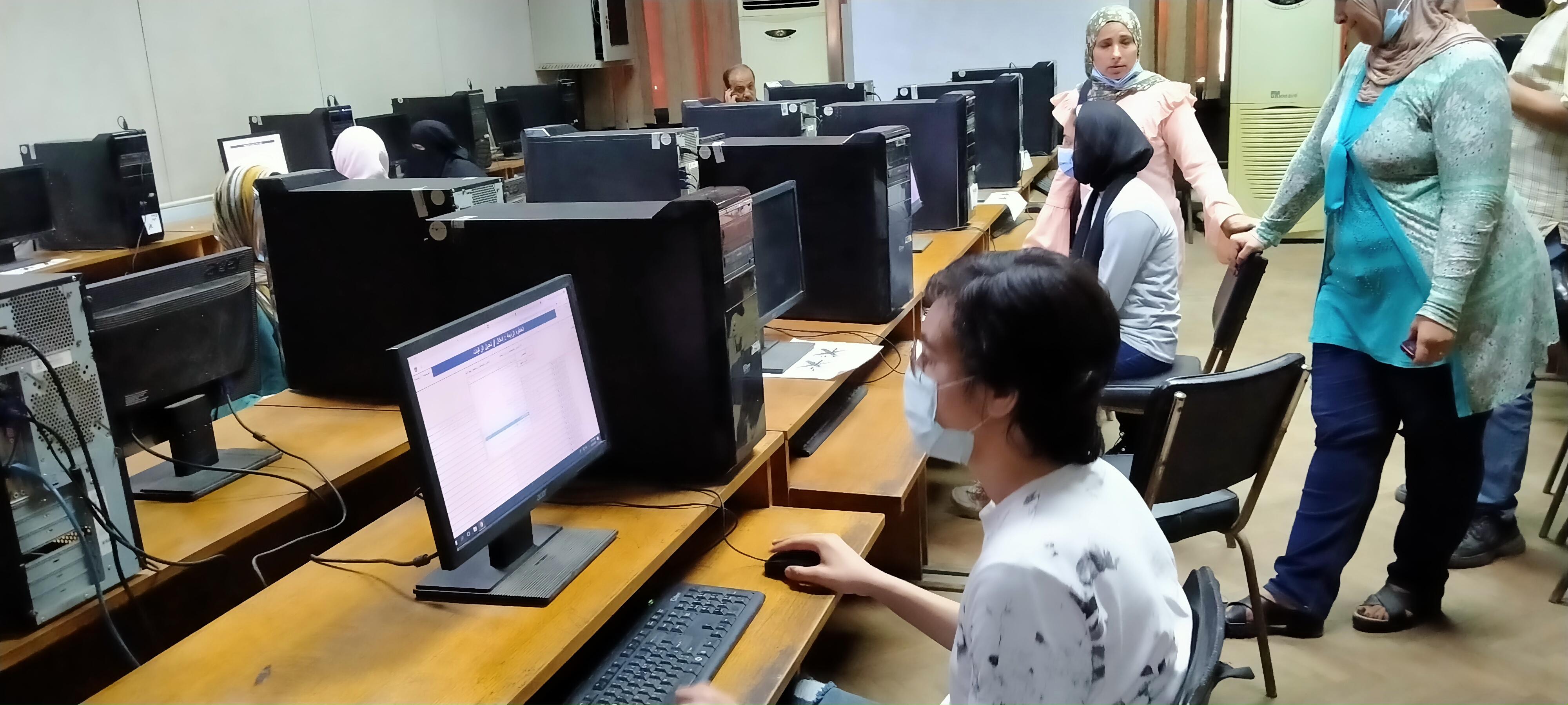 توافد طلاب المرحلة الأولى على معامل تنسيق هندسة القاهرة لتسجيل الرغبات  (2)