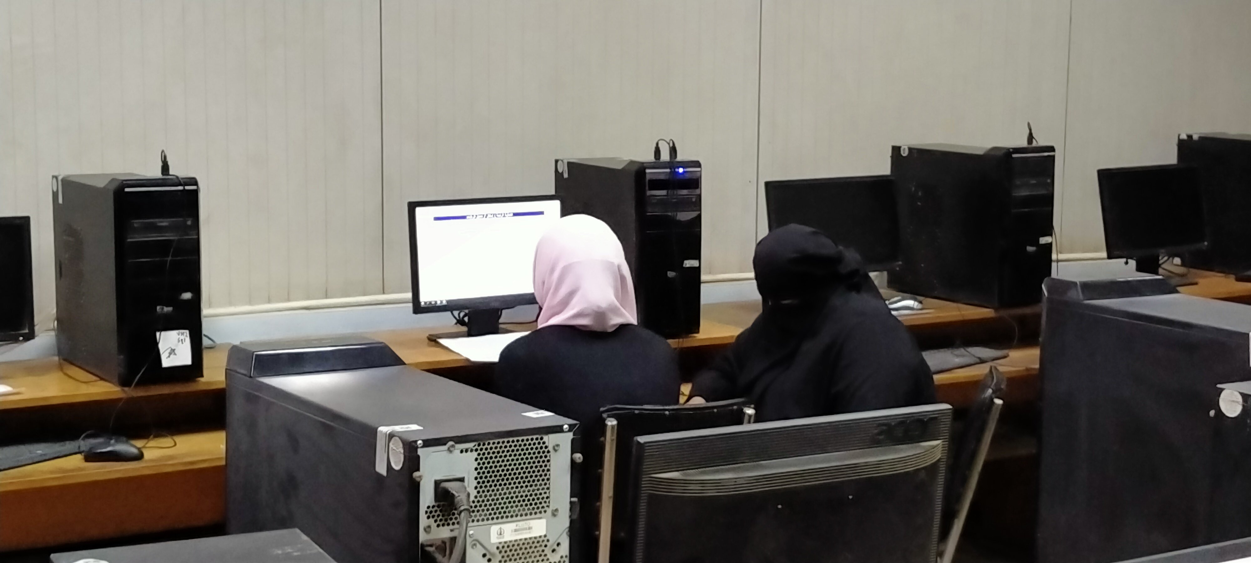 توافد طلاب المرحلة الأولى على معامل تنسيق هندسة القاهرة لتسجيل الرغبات  (6)
