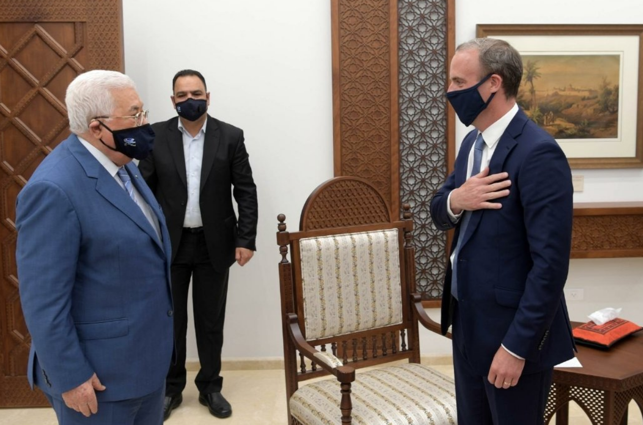 وزير خارجية بريطانيا مع محمود عباس