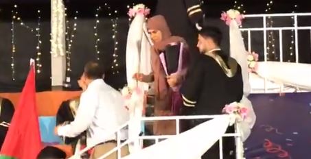 محاولة منع الشاب الفلسطينى الصعود برفقة أمة على المنصة