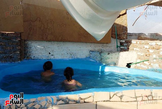 حمام سباحة فى روف منزل بالأقصر بديلا عن الرحلات (7)