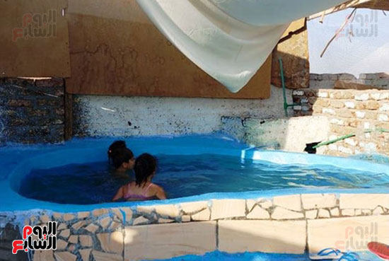 حمام سباحة فى روف منزل بالأقصر بديلا عن الرحلات (4)