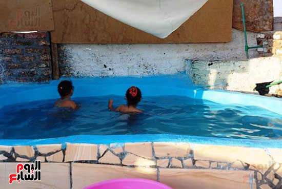 حمام سباحة فى روف منزل بالأقصر بديلا عن الرحلات (3)