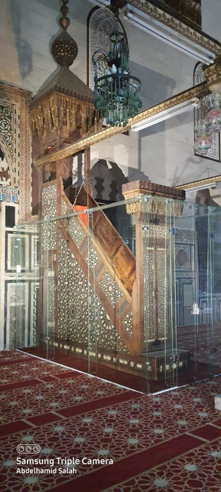 تركيب أول حاجز حماية حول منبر مسجد السلطان أبو العلا الأثرى (3)