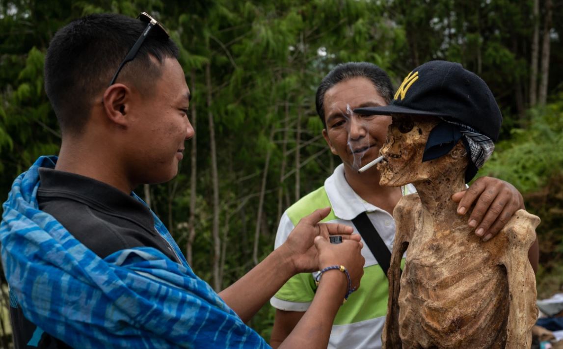 طقوس غريبة مع جثث إندونيسيا