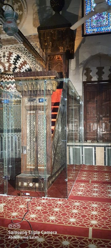 تركيب أول حاجز حماية حول منبر مسجد السلطان أبو العلا الأثرى (1)