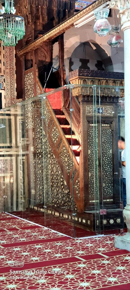 تركيب أول حاجز حماية حول منبر مسجد السلطان أبو العلا الأثرى (4)