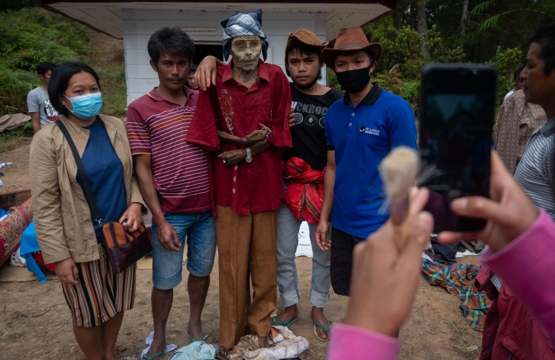 صورة تذكارية مع ‘حدى الجثث في إندونيسيا