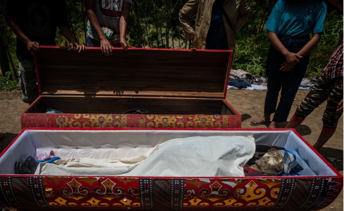 جثة في تابوت بإندونيسيا
