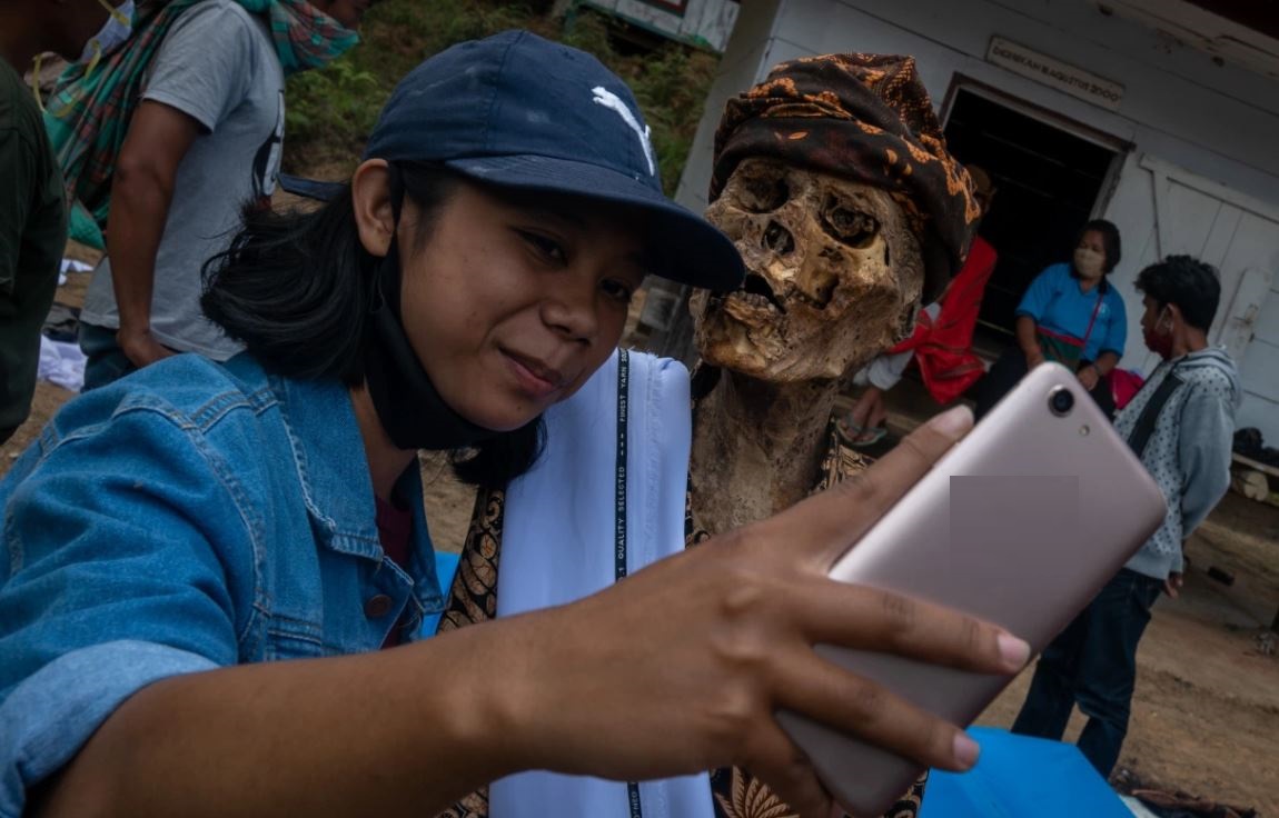 صورة سيلفي مع جثة في إندونيسيا