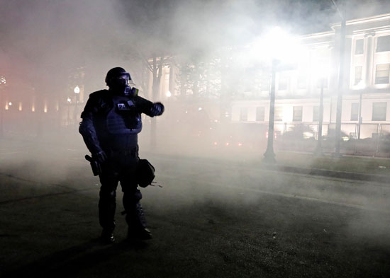 الشرطة تطلق كميات من الغاز المسيل للدموع