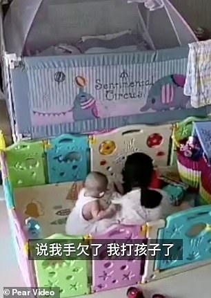 كاميرات المراقبة تكشف مربية اعتادت على ضرب طفل في الصين. (2)