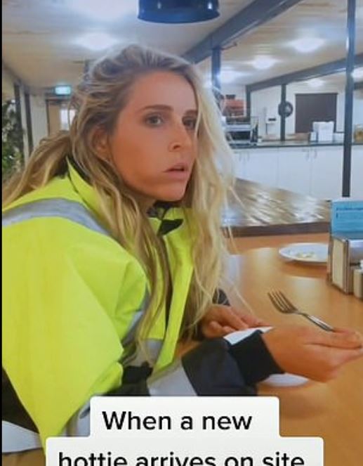 فتاة توثق عملها في شركة تعدين في صحراء بأستراليا (2)