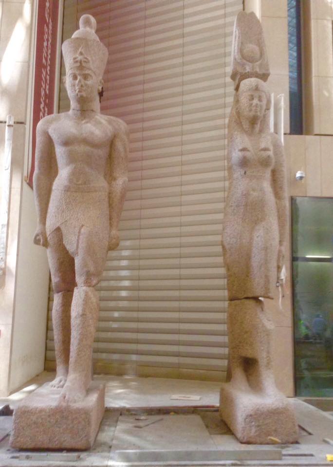 التمثالين فى بهو المتحف الكبير