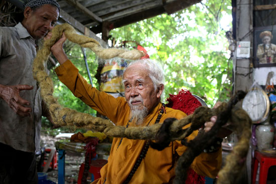 العجوز الفيتنامى يضع الشعر حول جسده