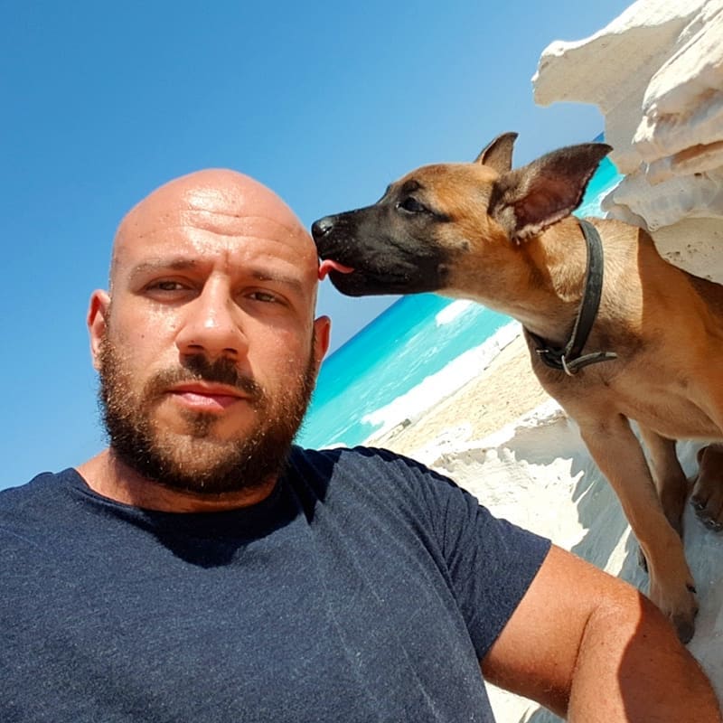 أحمد مكي مع كلبه