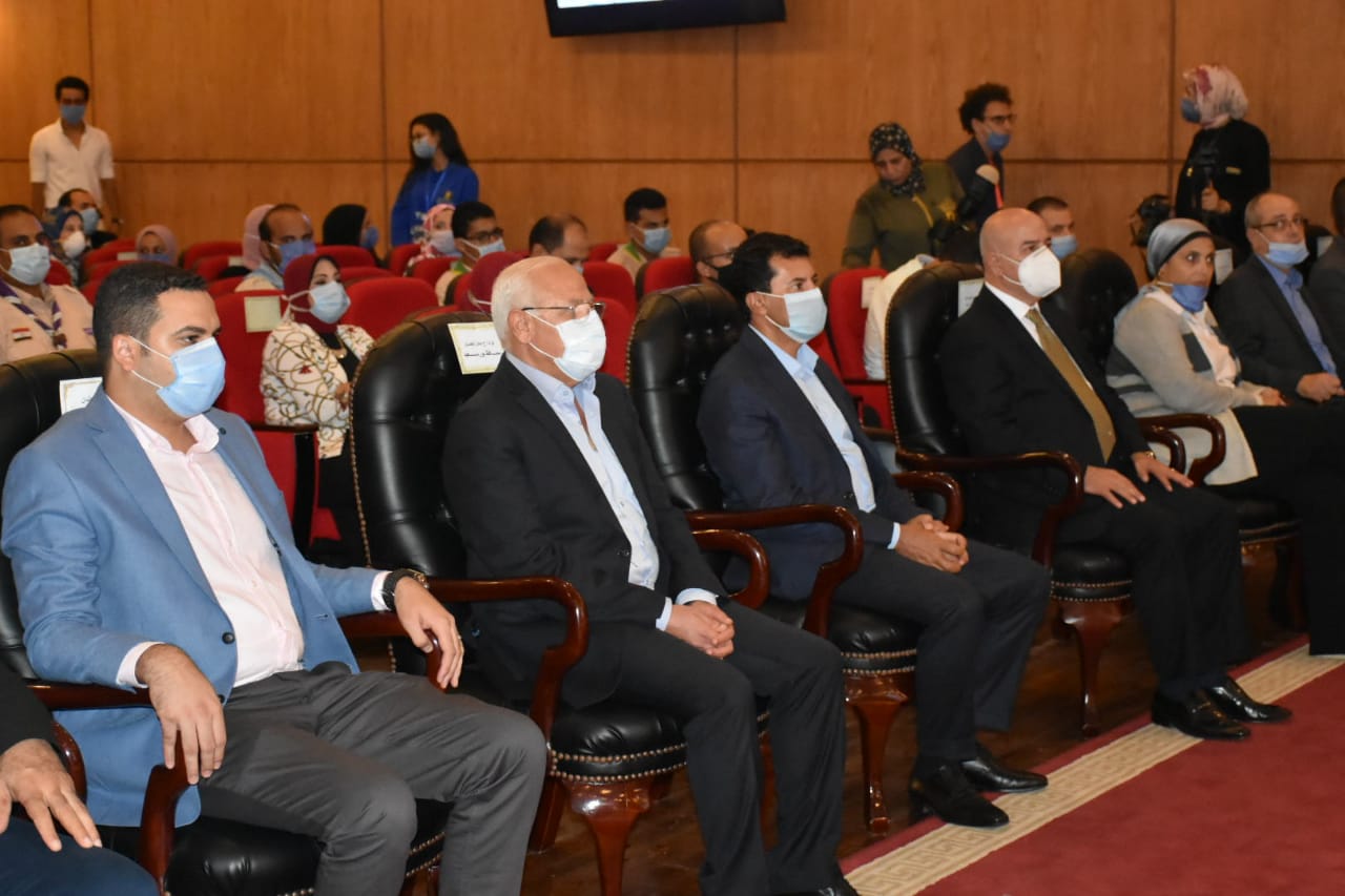 وزير الشباب ومحافظ بورسعيد في لقاء حواري مفتوح مع  شباب المحافظة (1)