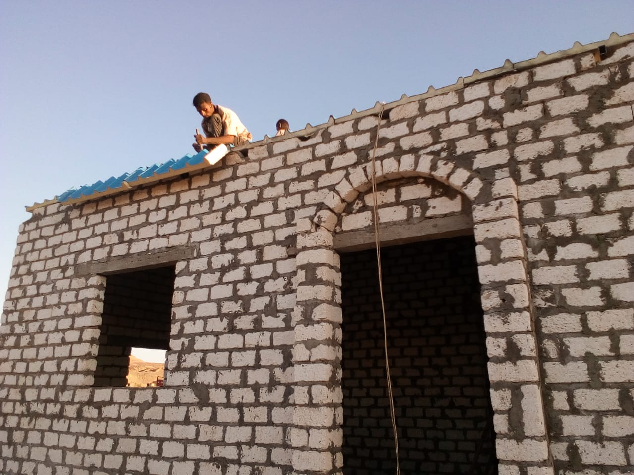 مبادرة لمساعدة أسرة فى بناء منزلها المحترق بقرية الجعافرة (4)