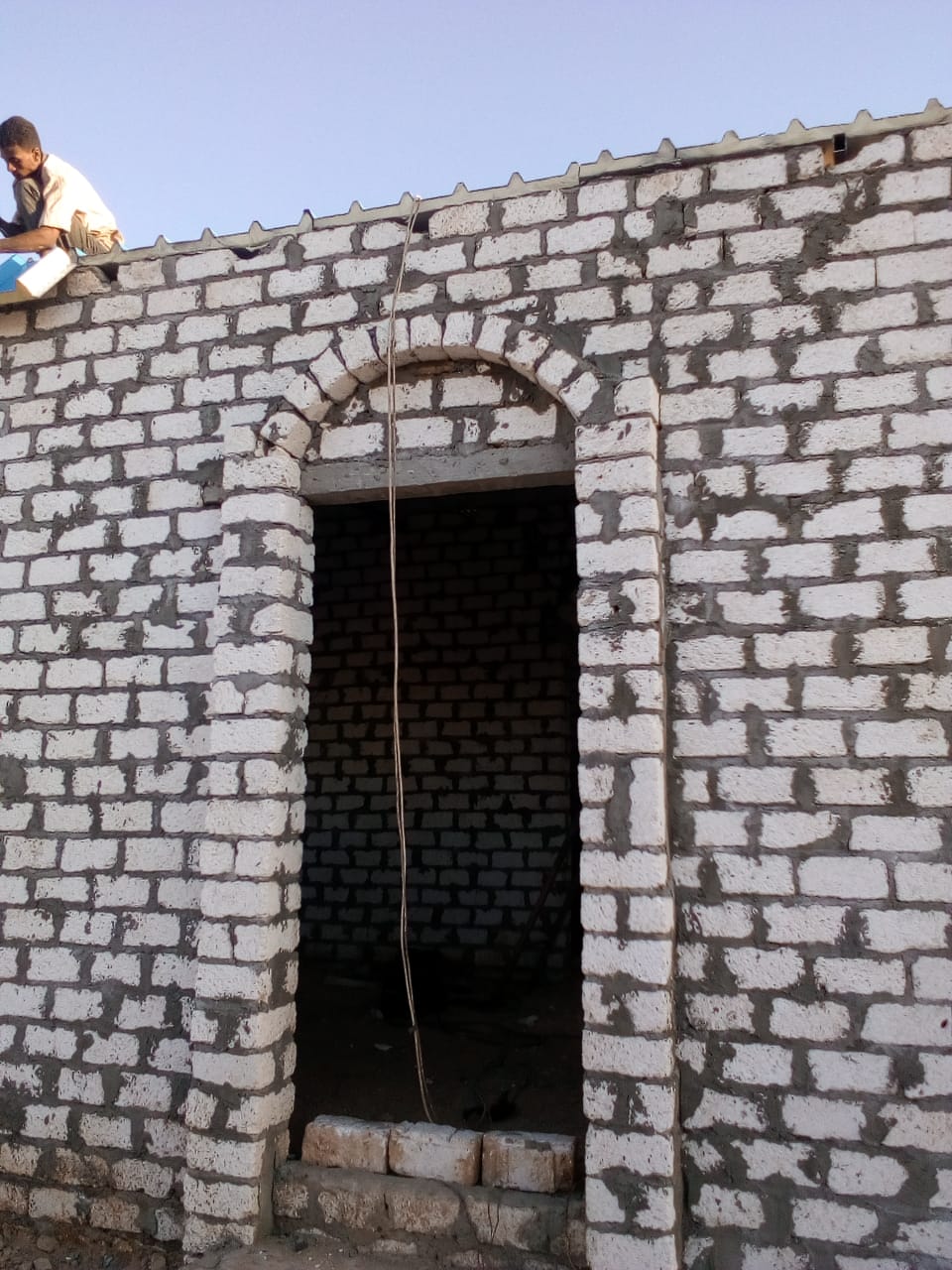 مبادرة لمساعدة أسرة فى بناء منزلها المحترق بقرية الجعافرة (3)