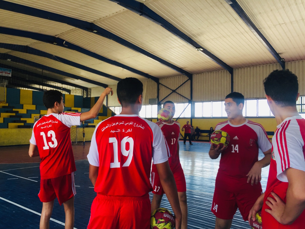 وزير الشباب والرياضة يشهد تدريب لاعبى المشروع القومى للموهبين لكرة اليد بالإسماعيلية (11)